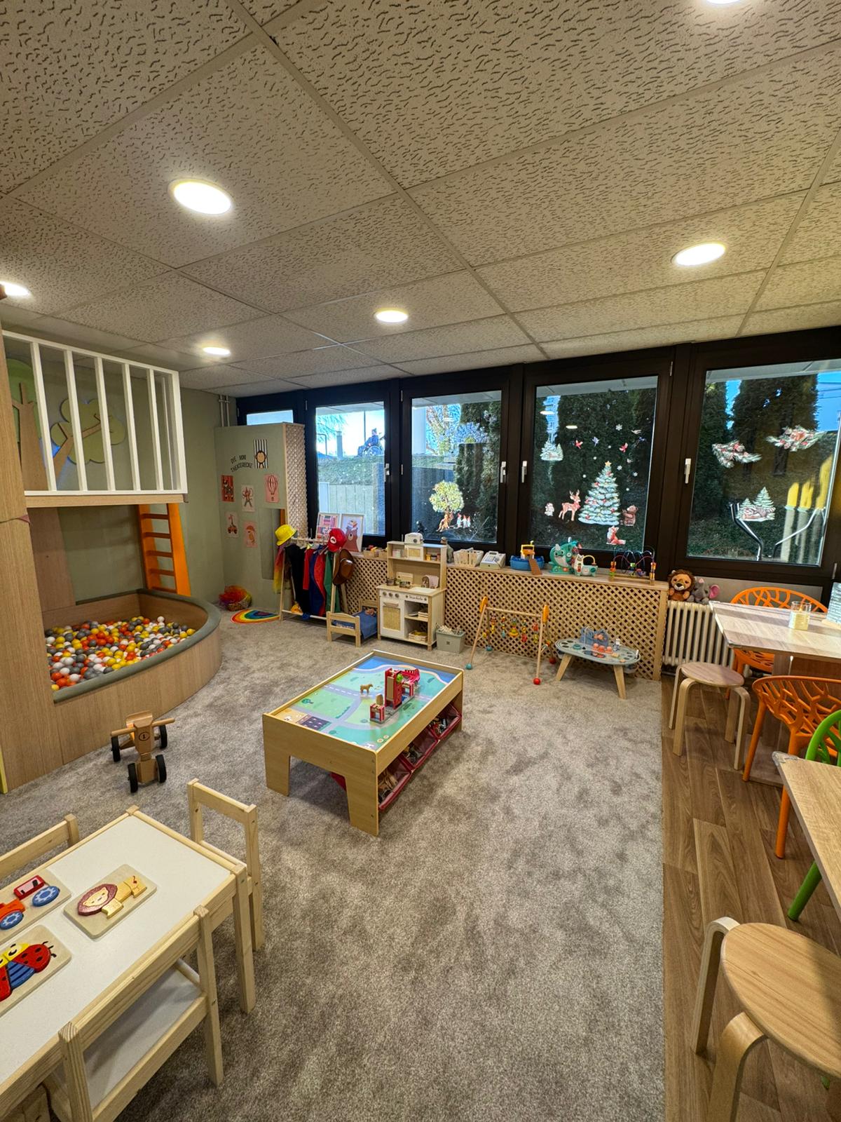 Spielbereich mit verschiedenen Aktivitäten